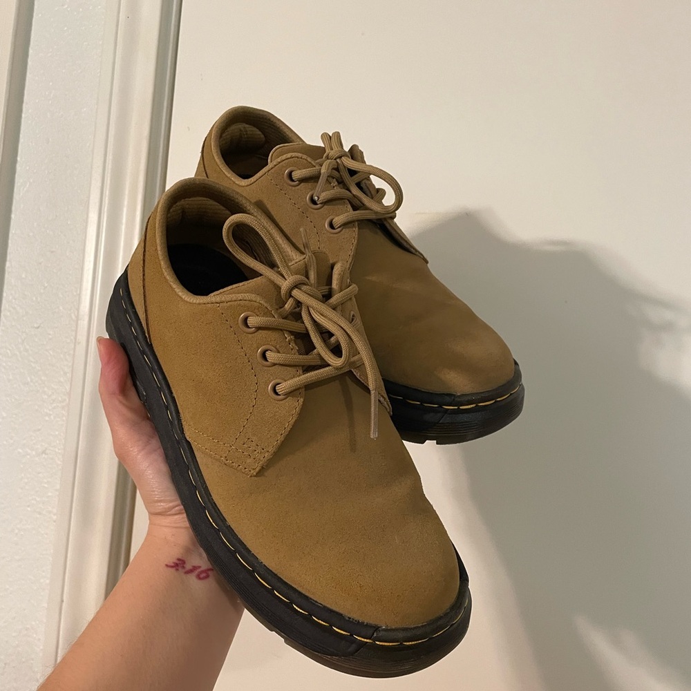 Dr. Martens Crewson Lo suede Savannah Tan
